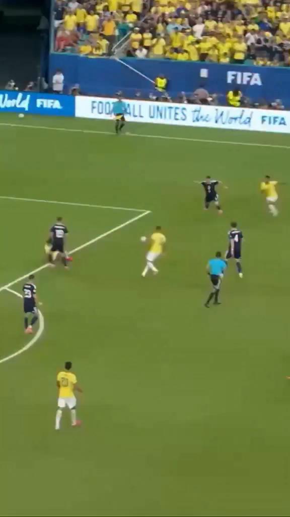 Vinicius Junior mete a la red el gol de Brasil tras jugada con Bruno Guimarães