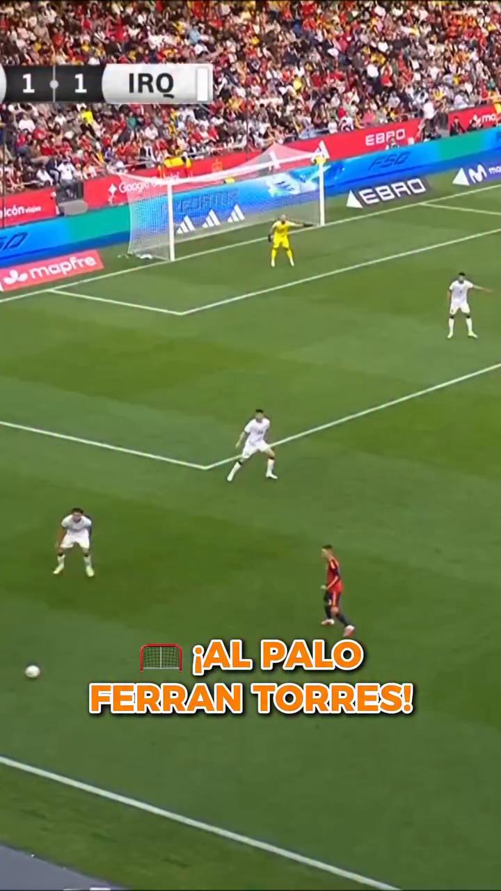 Ferran Torres impacta el palo en una jugada de España en Baena