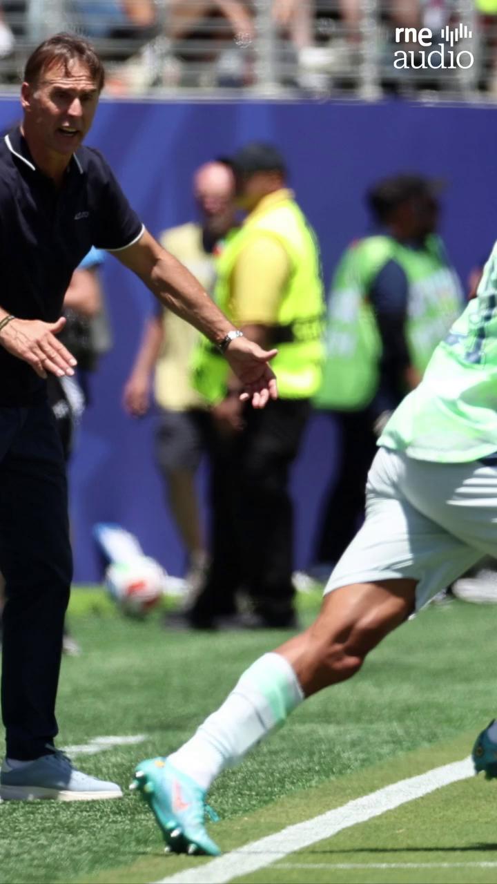 El técnico celebra el punto histórico conseguido ante un rival muy superior