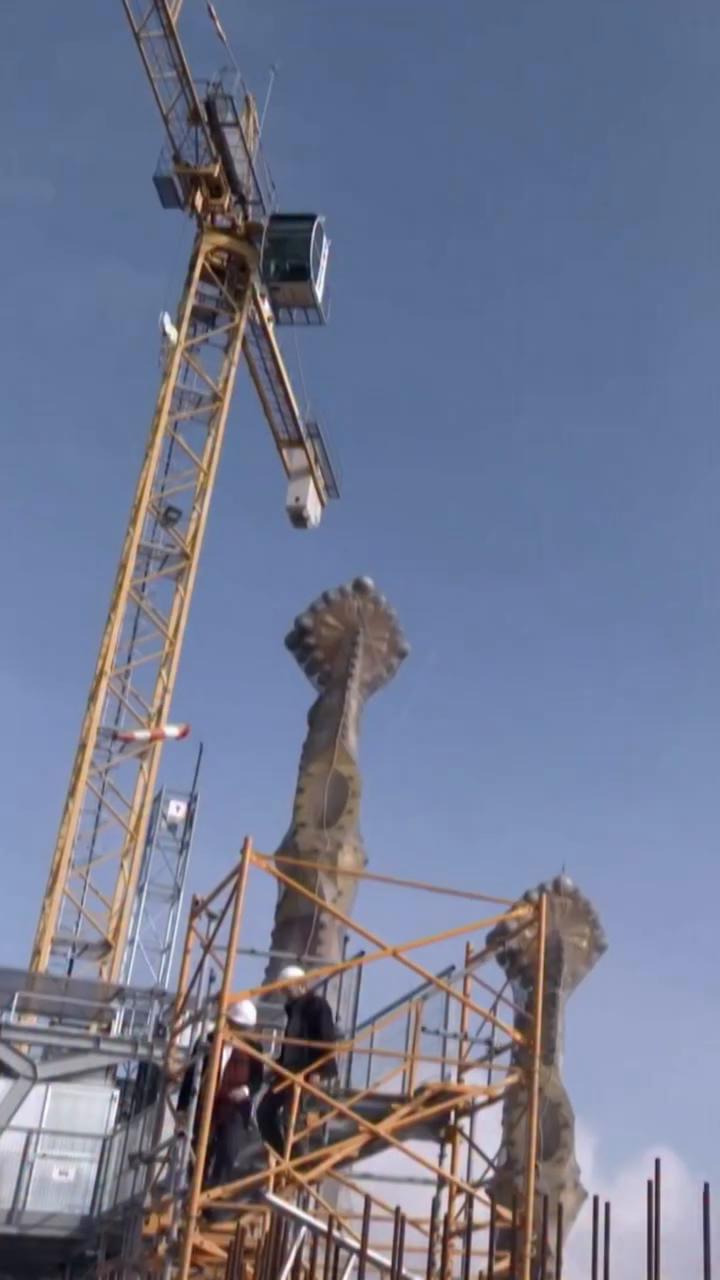 Sagrada Familia corona una torre a 138 metros tras décadas de obras