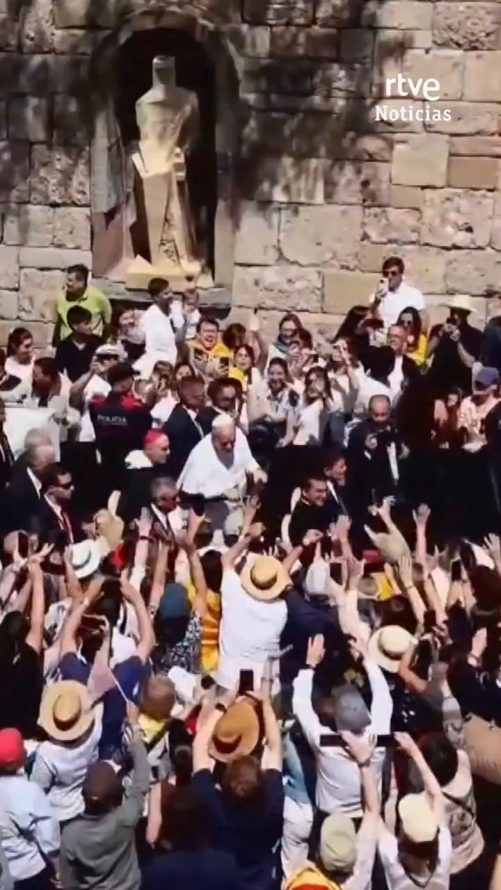 El Papa León XIV reza ante la Moreneta en Montserrat con la Escolanía