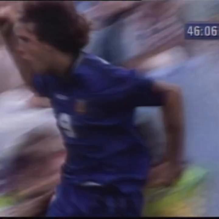 Batistuta marca el primer gol de la Copa del Mundo en el minuto 90