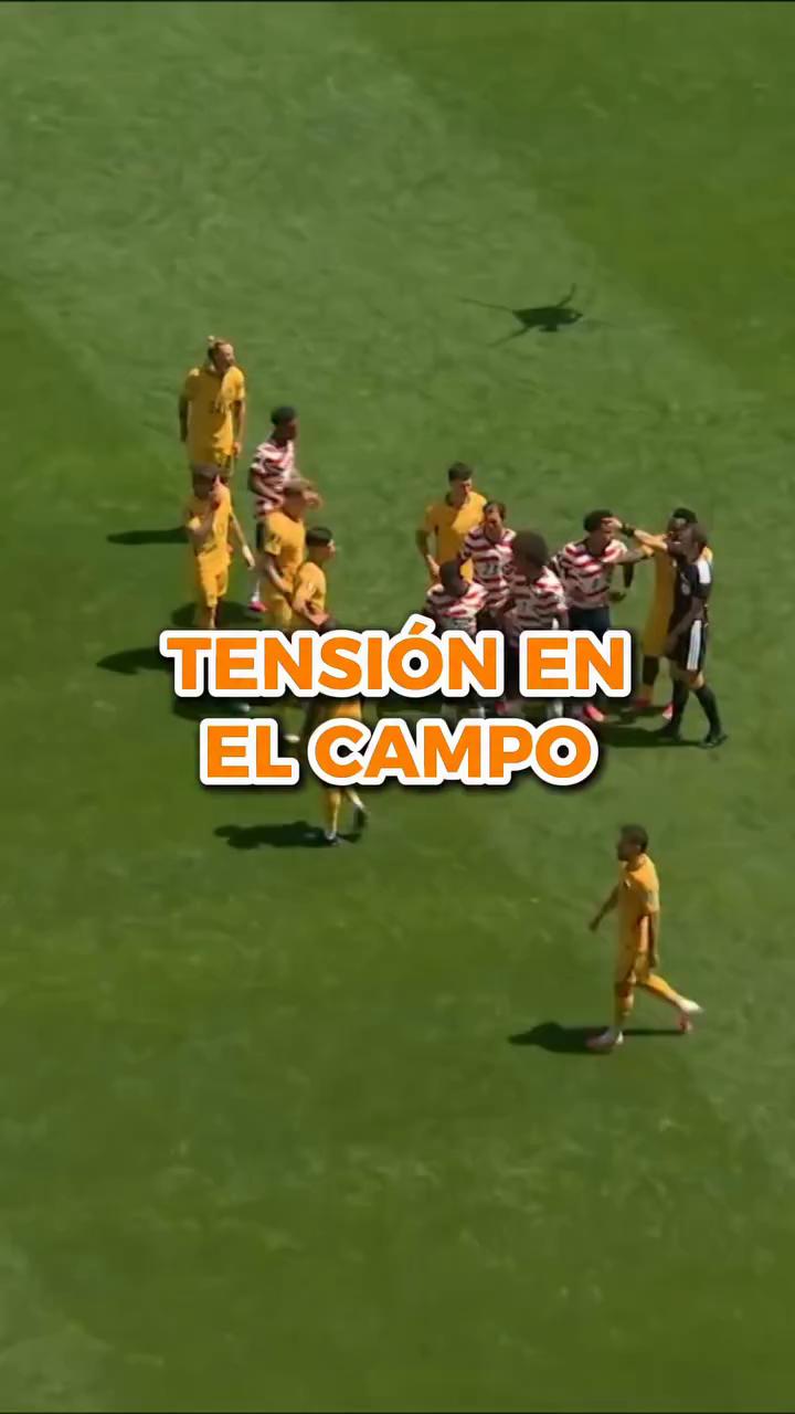 Jugador estadounidense se adelanta y coge el balón al australiano