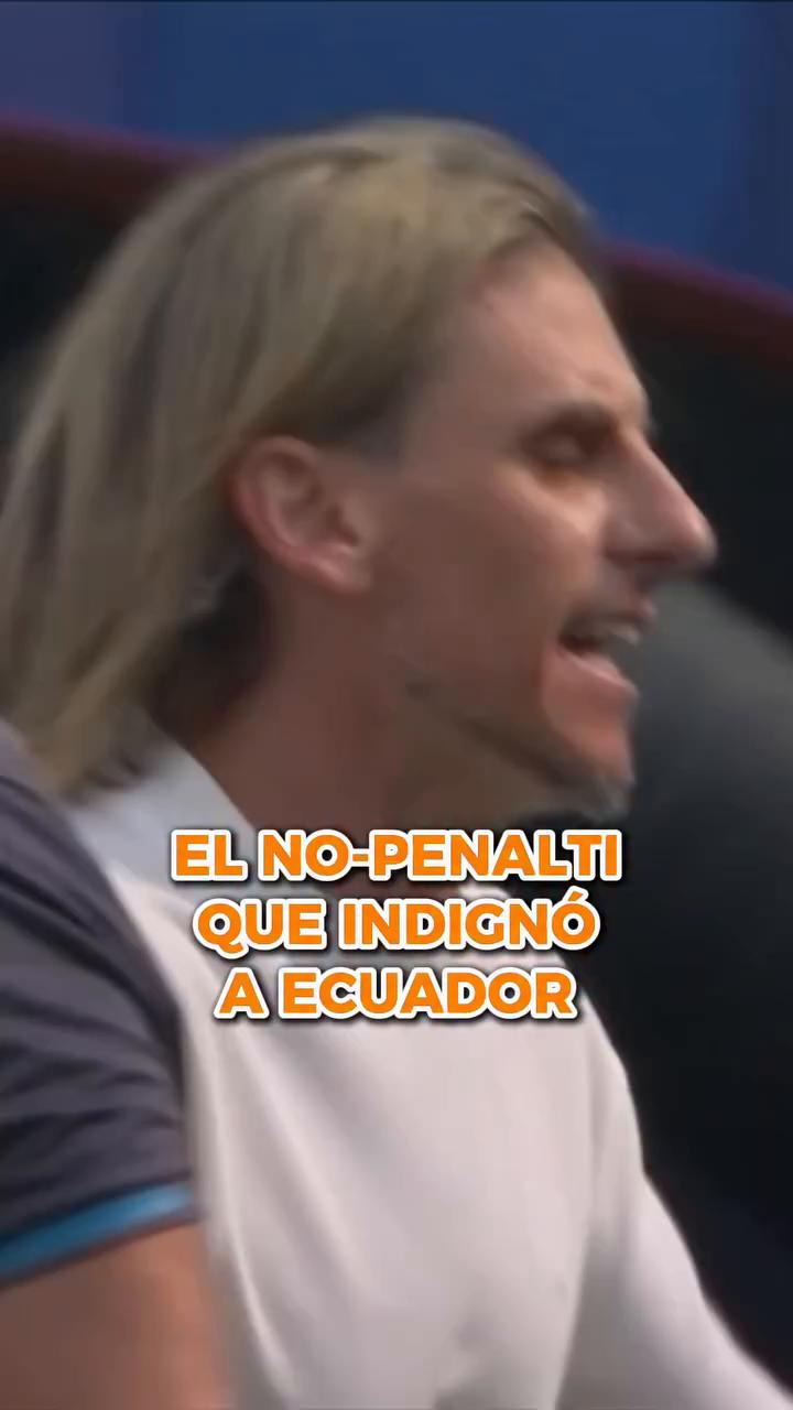 VAR anula el penalti inicial tras revisar falta sobre Pedro Vite