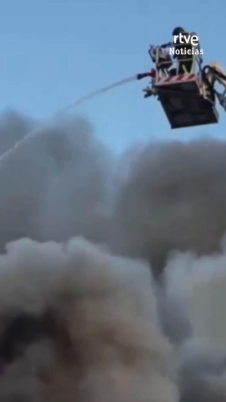 15 dotaciones de bomberos luchan contra el incendio en una nave de Villaverde