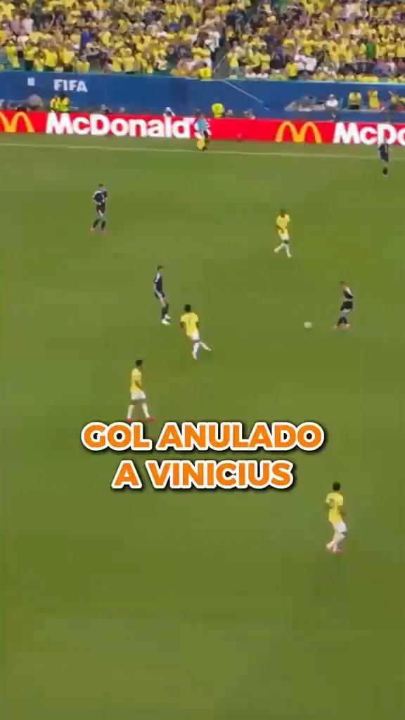 Vinicius marca pero el gol es anulado por decisión final