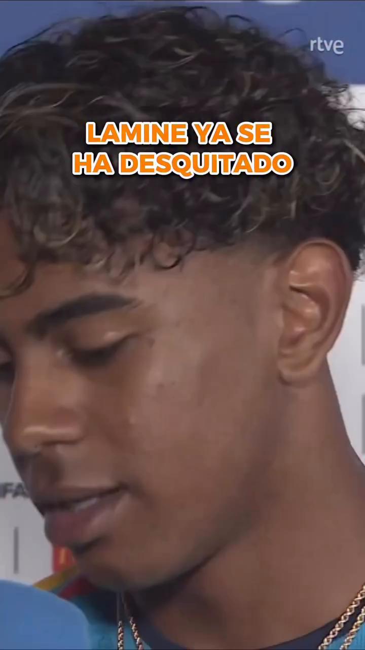Jugador celebra su regreso al campo y la victoria de la selección