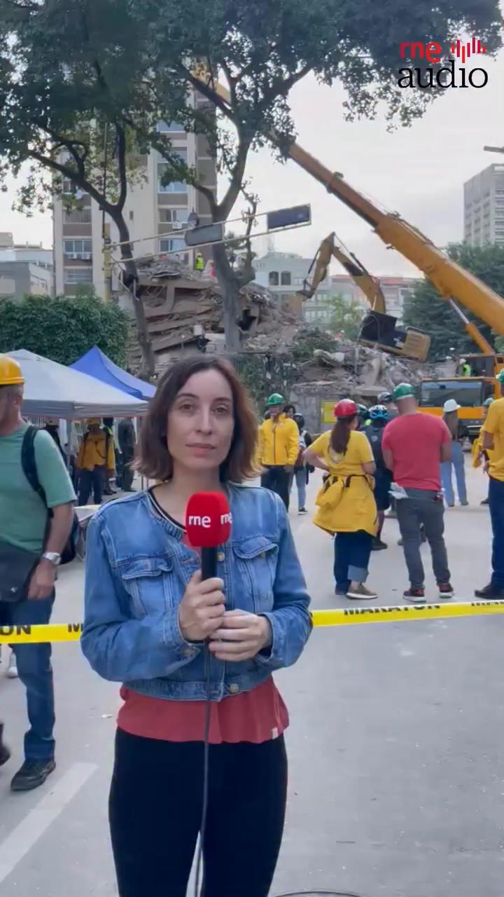 Maquinaria retira escombros en Caracas tras colapso de edificio y hotel