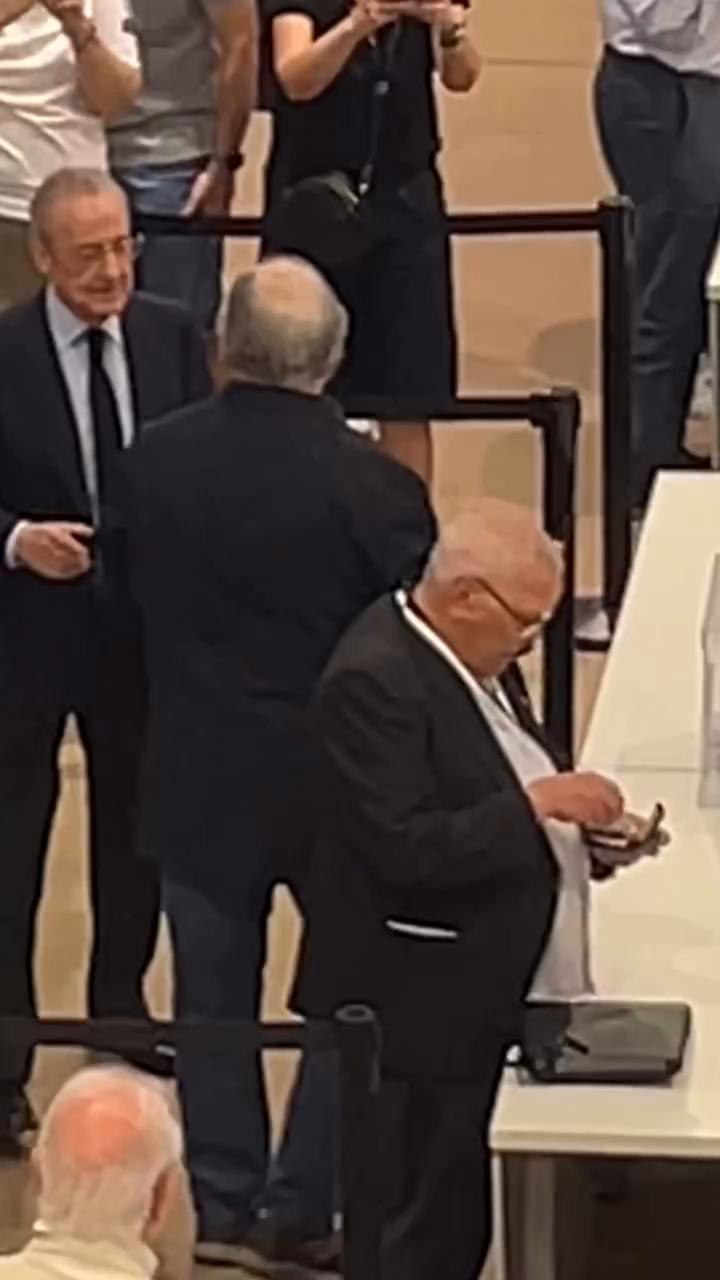 El presentador cierra con un doble agradecimiento al público