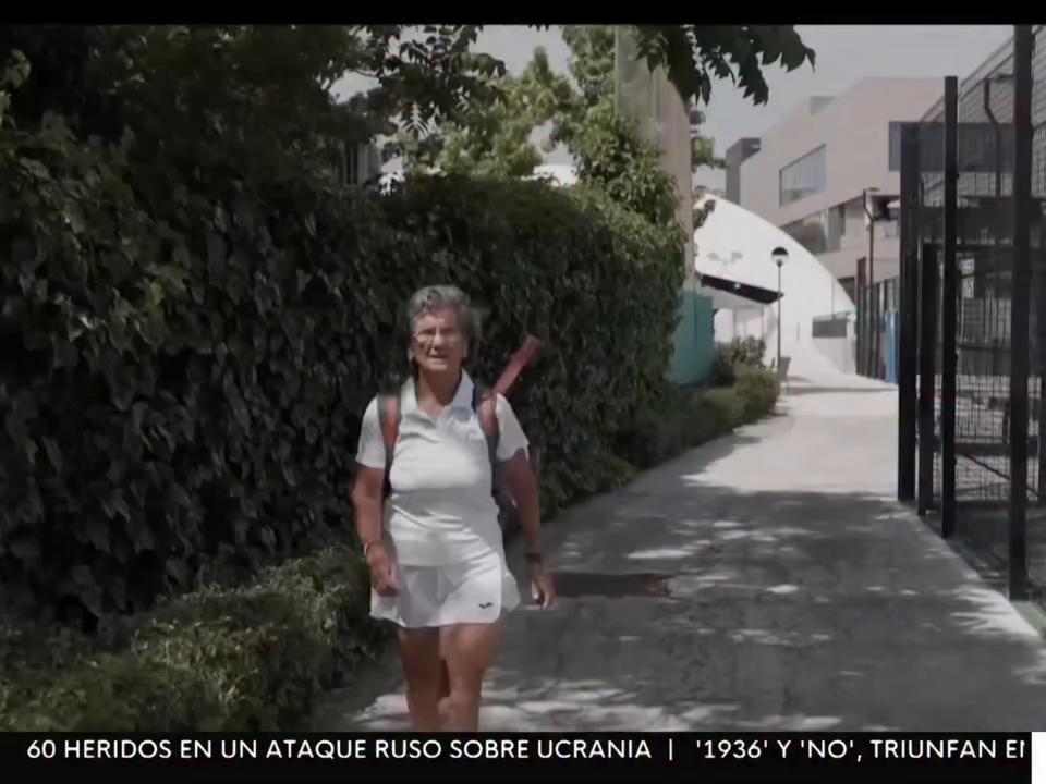 África conquista títulos de tenis a los 60 años y no para de entrenar