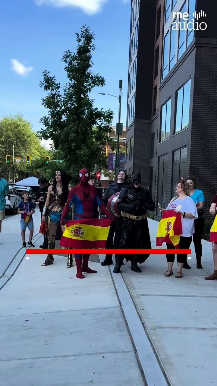 🎉 Spider-Man, Batman y otros superhéroes se unen para recibir a la @sefutbol