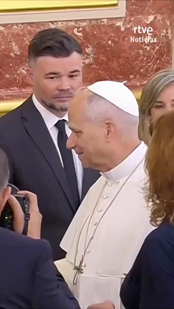 🔶La portavoz de Junts en el Congreso, Miriam Nogueras, se ha dirigido al papa en inglés cuando le ha saludado a su llegada para pedirle que hable catalán cuando visite Barcelona.