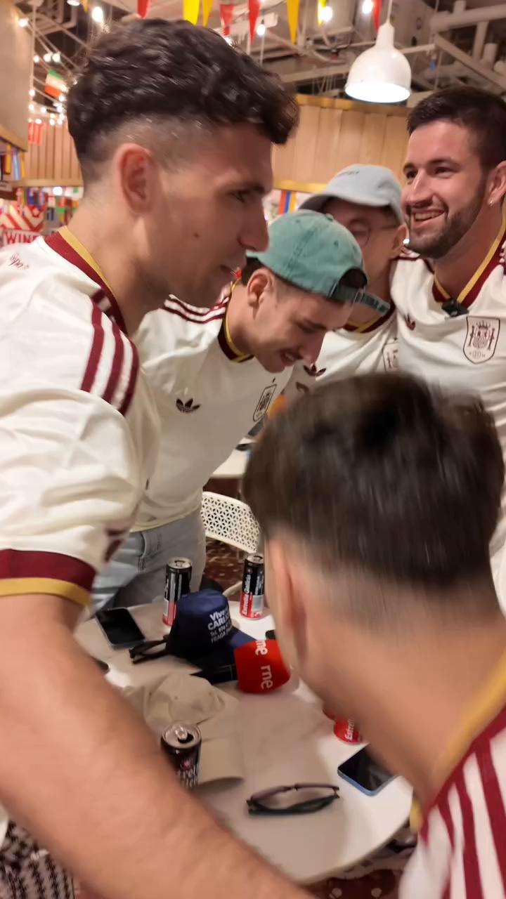 Seis amigos de Huesca animan a España desde pantallas de Nueva York