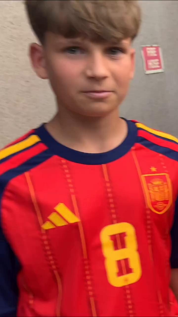Aficionados revelan sus favoritos en la concentración de la selección: Cubarsí y Pedri