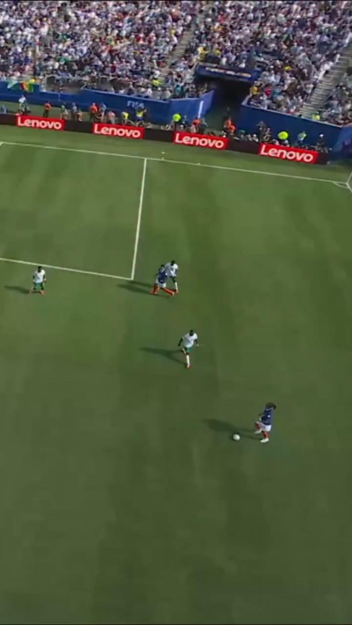 Mbappé marca de la casa tras jugada de Olise en el Barcelona