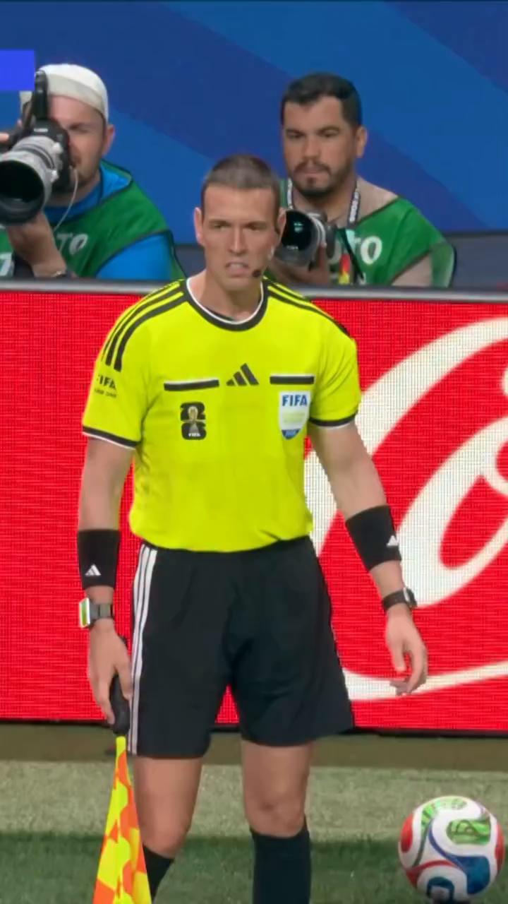 El VAR confirma el fuera de juego de Ferran Torres tras revisión