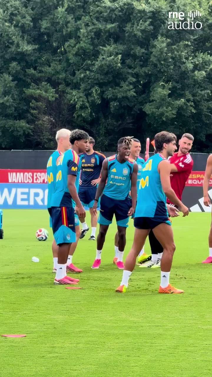 ⚽¡Nico Williams se emplea a fondo en los rondos!