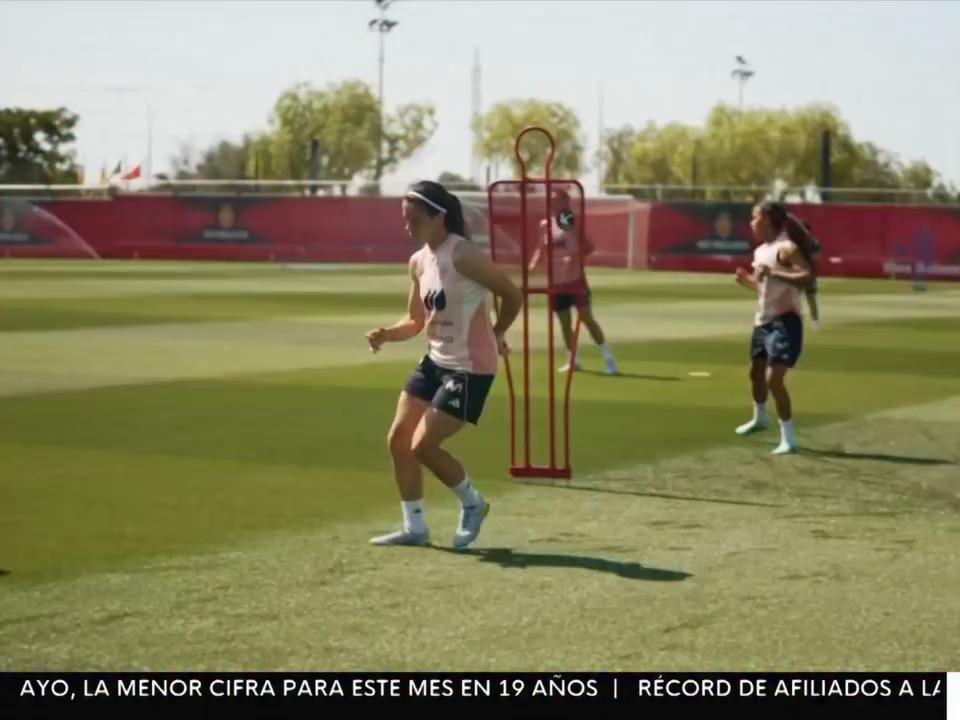 La triple ganadora del Balón de Oro llega para el duelo clave con Inglaterra