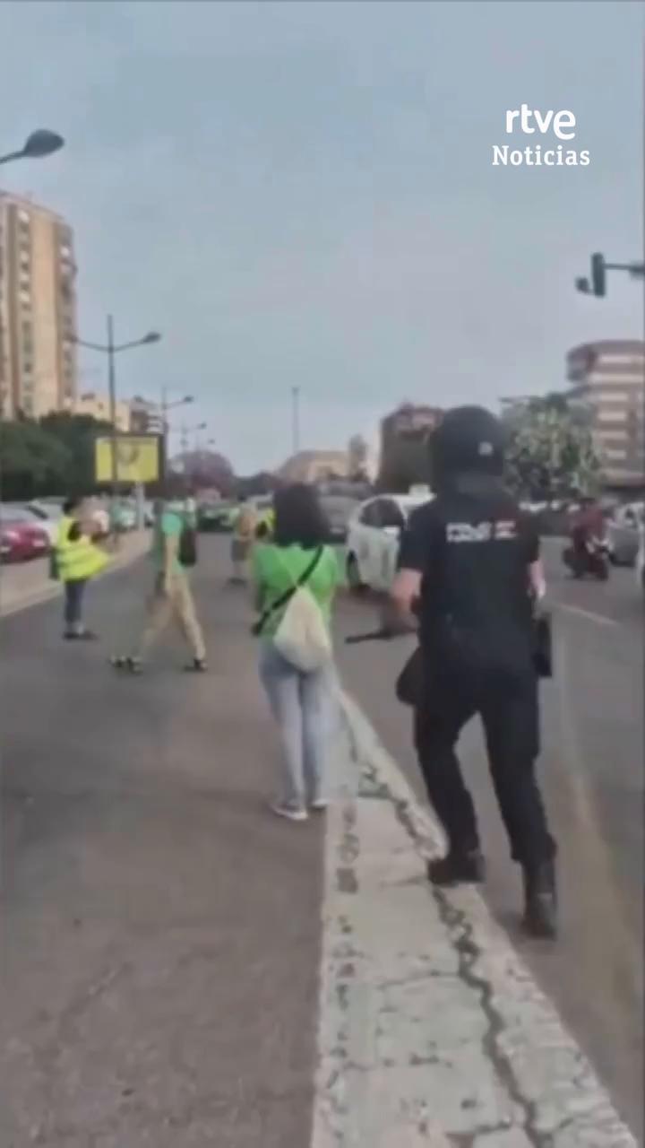 Investigan a un policía por empujar a una manifestante en protesta docente