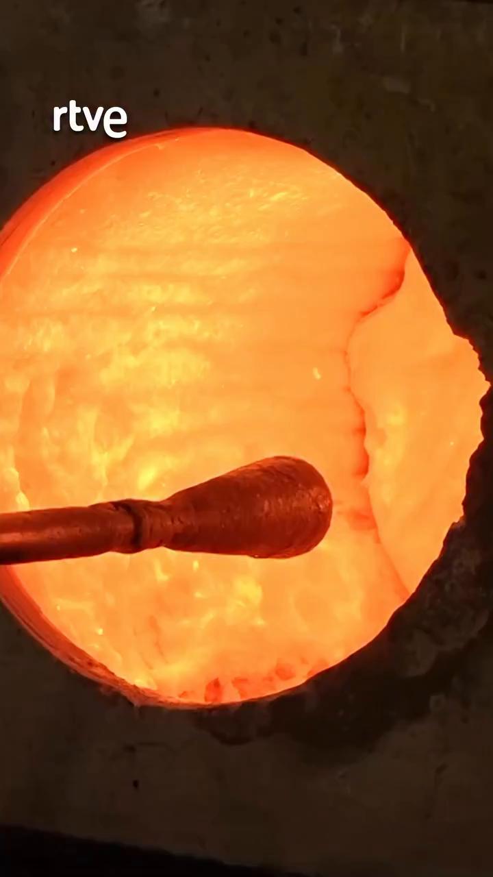 Artesanos soplan vidrio a 1100 grados para crear piezas únicas a mano