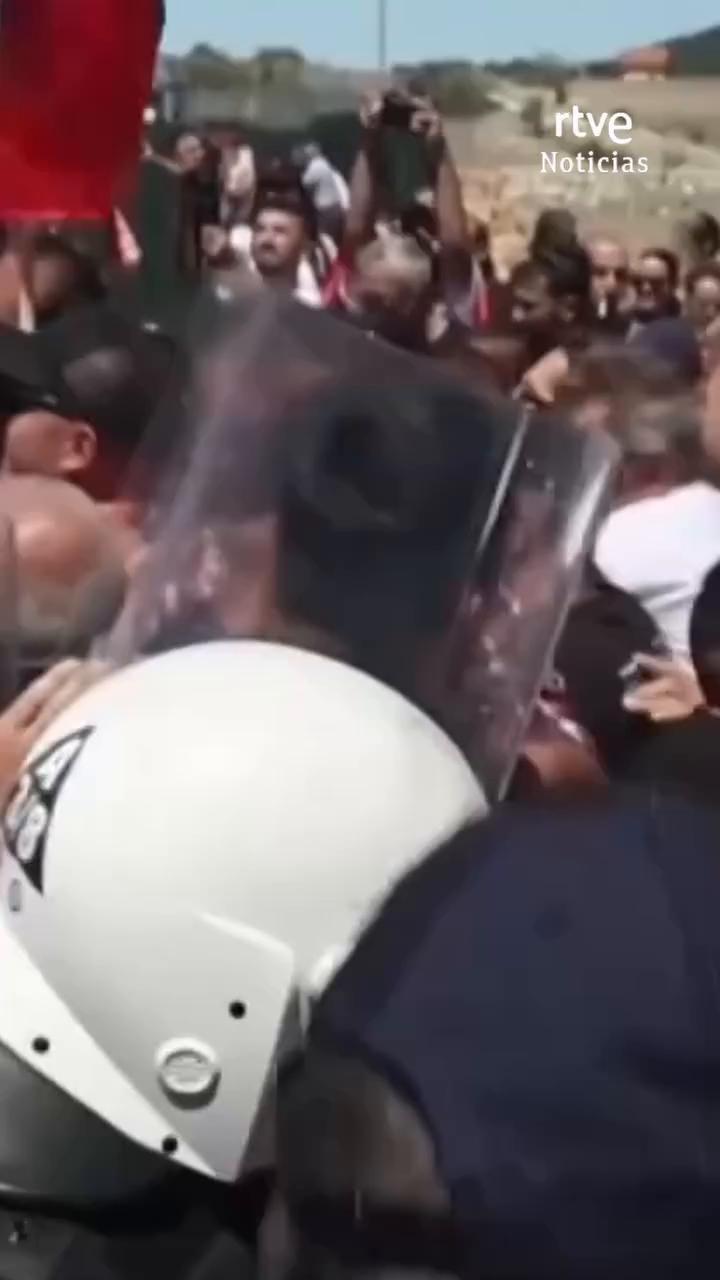 Manifestantes derriban vallas de resorts de lujo vinculados a Trump en Albania