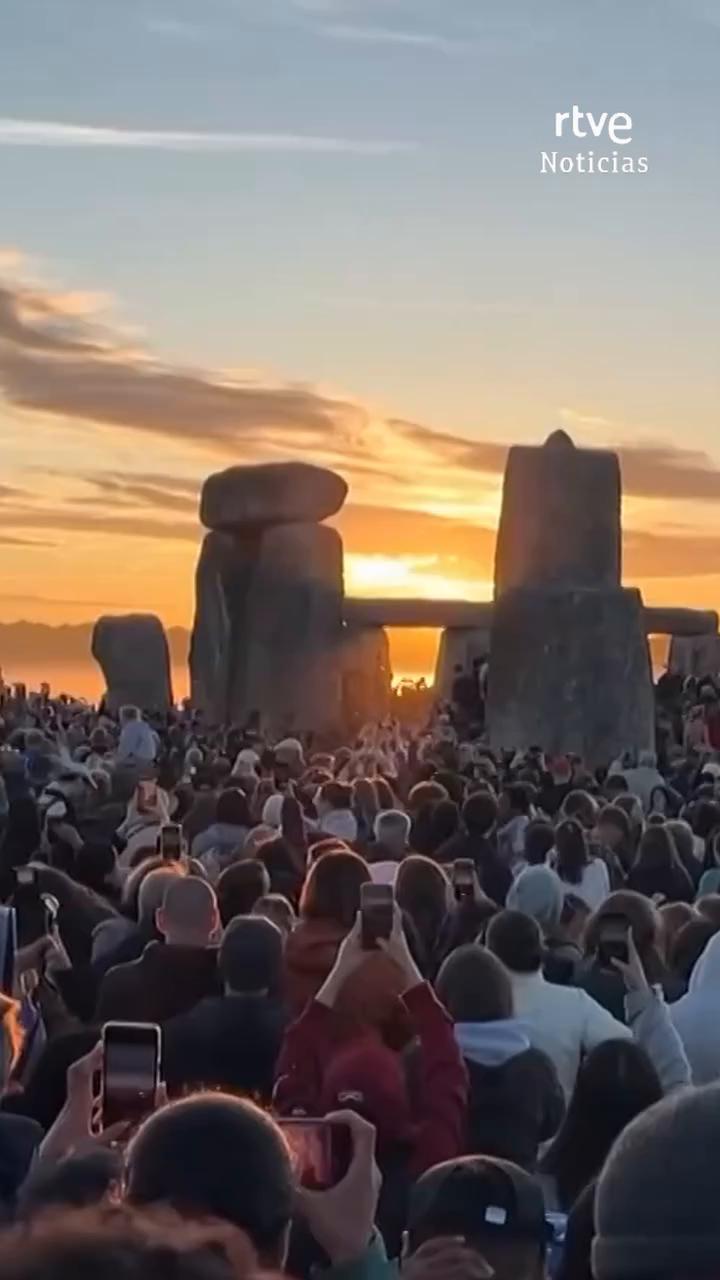 Miles de personas celebran el amanecer del solsticio en Stonehenge