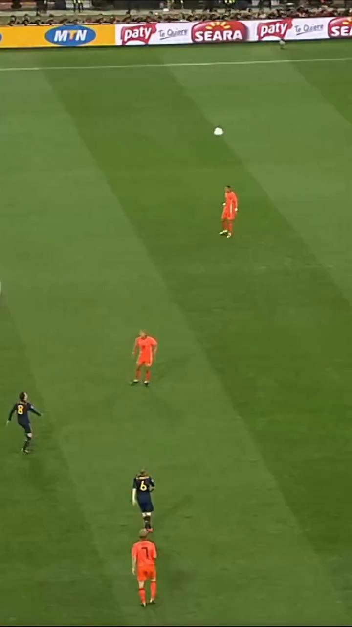 La repetición revela la peligrosa plancha de Xavi Alonso sobre De Jong