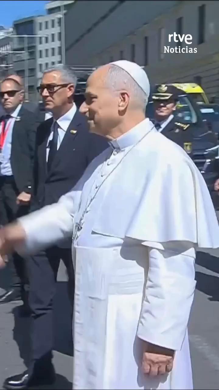 El papa León XIV rompe el protocolo y cruza la calle en el exterior del Congreso, en la Carrera de San Jerónimo, para saludar a las personas que están tras la valla.