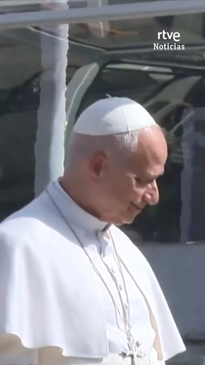 El Papa León XIV saluda a los trabajadores de RTVE antes de partir hacia O'Donnell