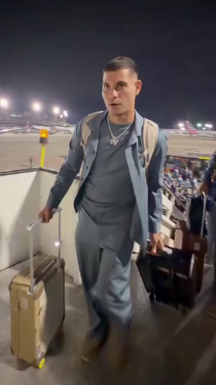 Homem em transmissão ao vivo repete 'E aí, olha lá' com empolgação