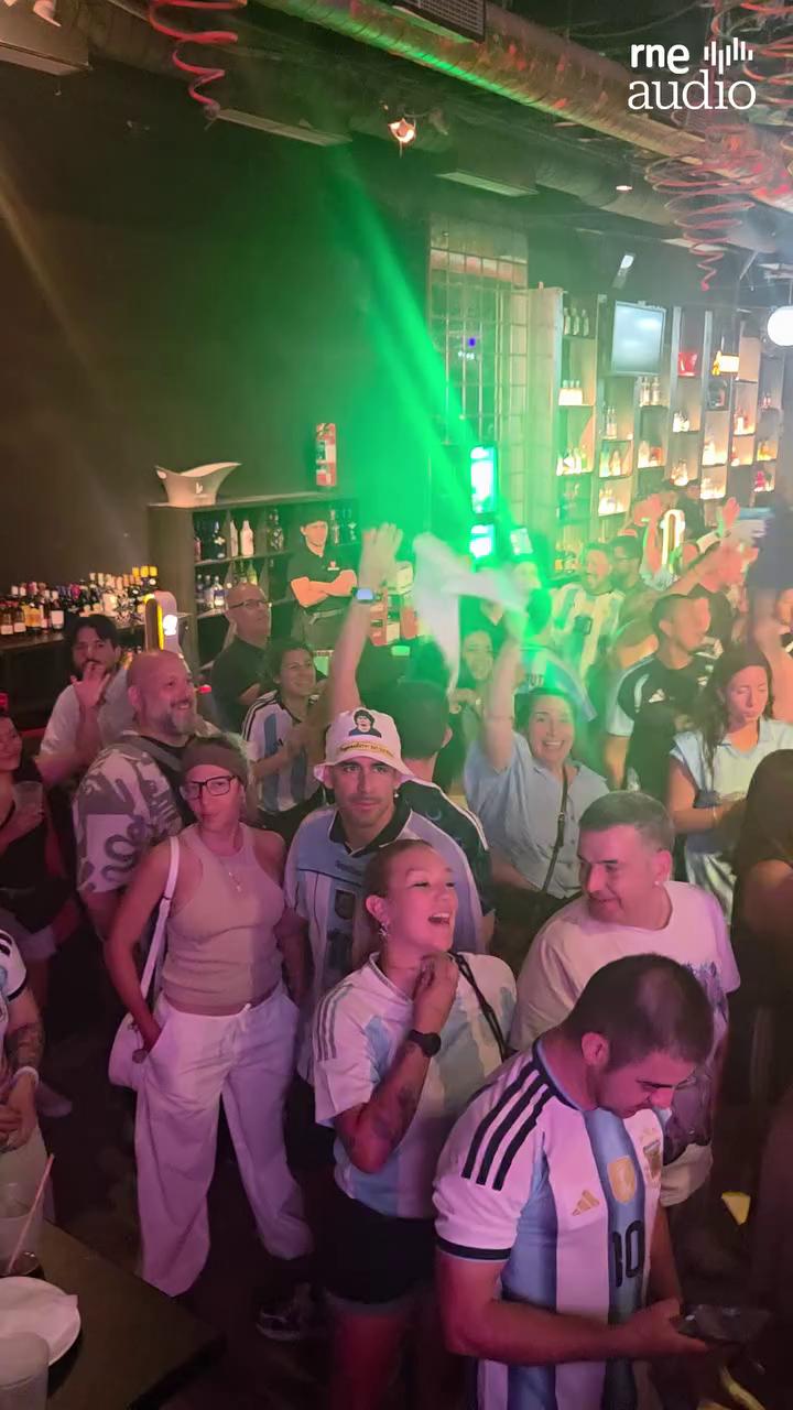 Argentinos en Madrid vibran con el gol histórico de Messi en el Mundial