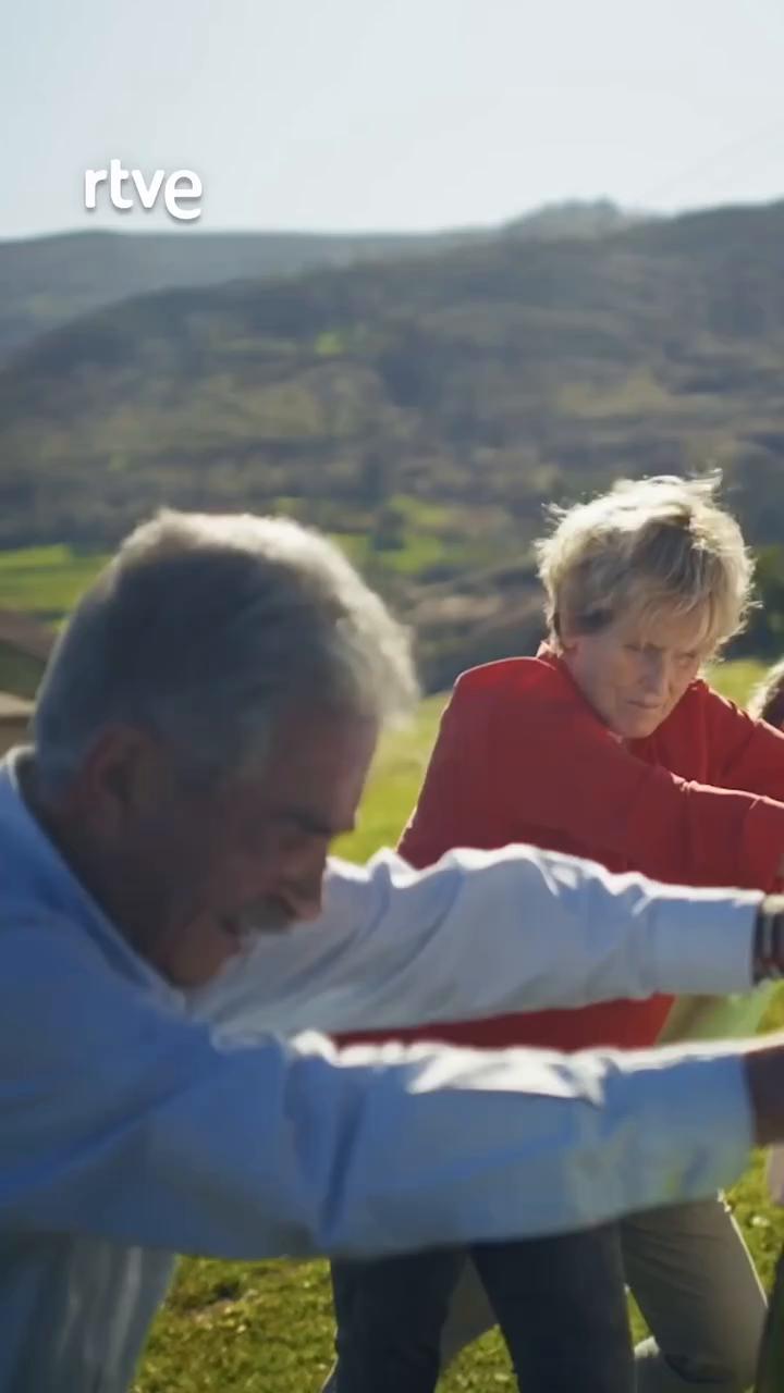 El alcalde del PP de Puente Nansa acude con tractor a rescatar la fulgureta
