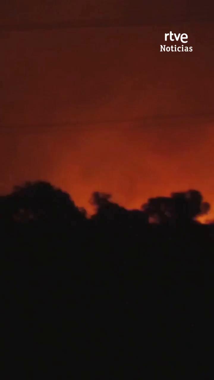 250 efectivos luchan toda la noche contra el incendio en Villanueva de los Castillejos
