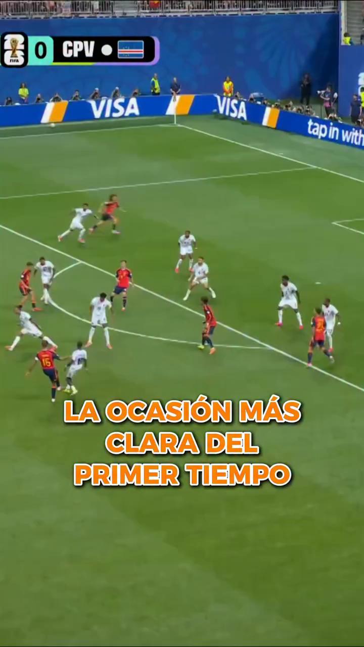 Rodri y Cucurella combinan en una jugada que termina con el balón al palo