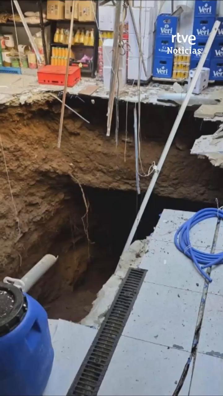 Un socavón de cuatro metros obliga a desalojar cinco edificios en Barcelona