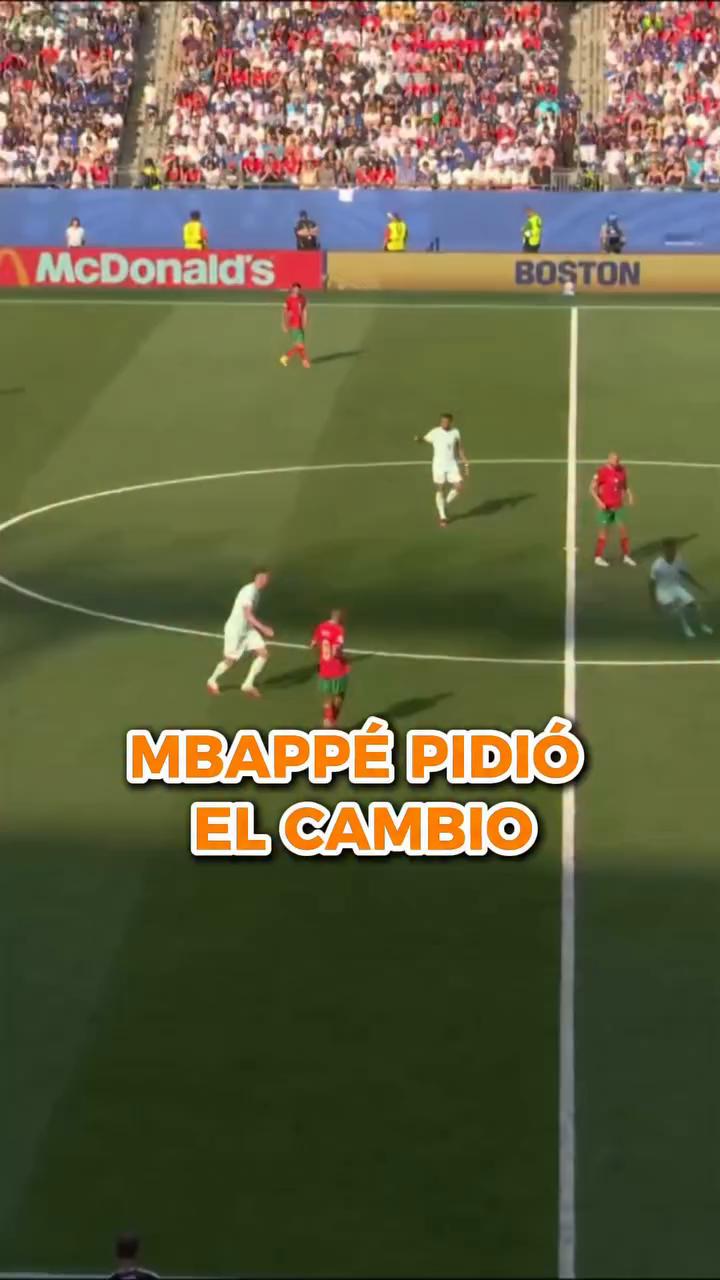 Mbappé se lesiona y abandona el campo en camilla durante el partido