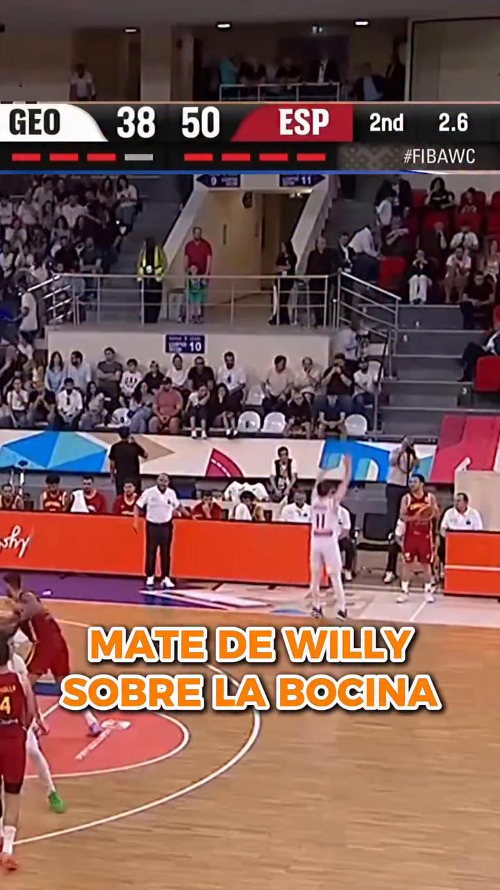 Erran Gómez cierra la primera mitad con un mate zurdo a una mano
