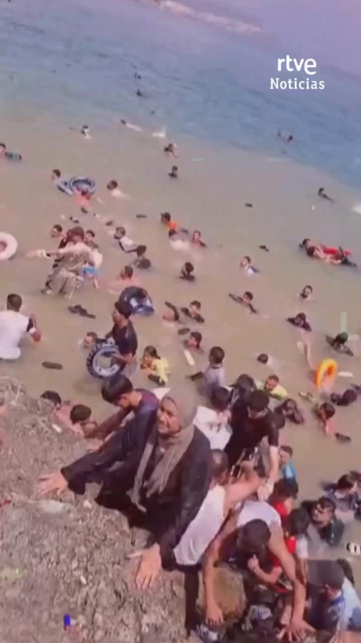 Miles de migrantes llegan a Ceuta por el Tarajal y desbordan el centro de acogida