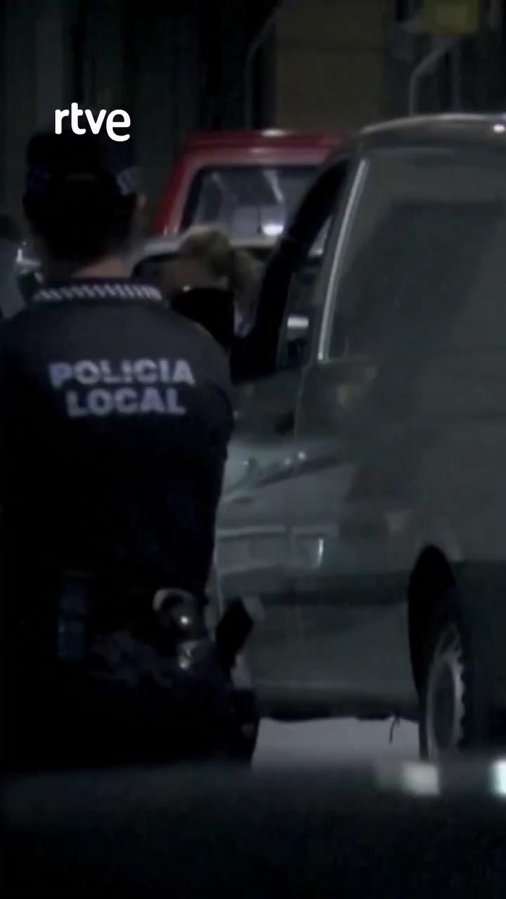 La policía científica realiza la inspección ocular en el lugar del crimen