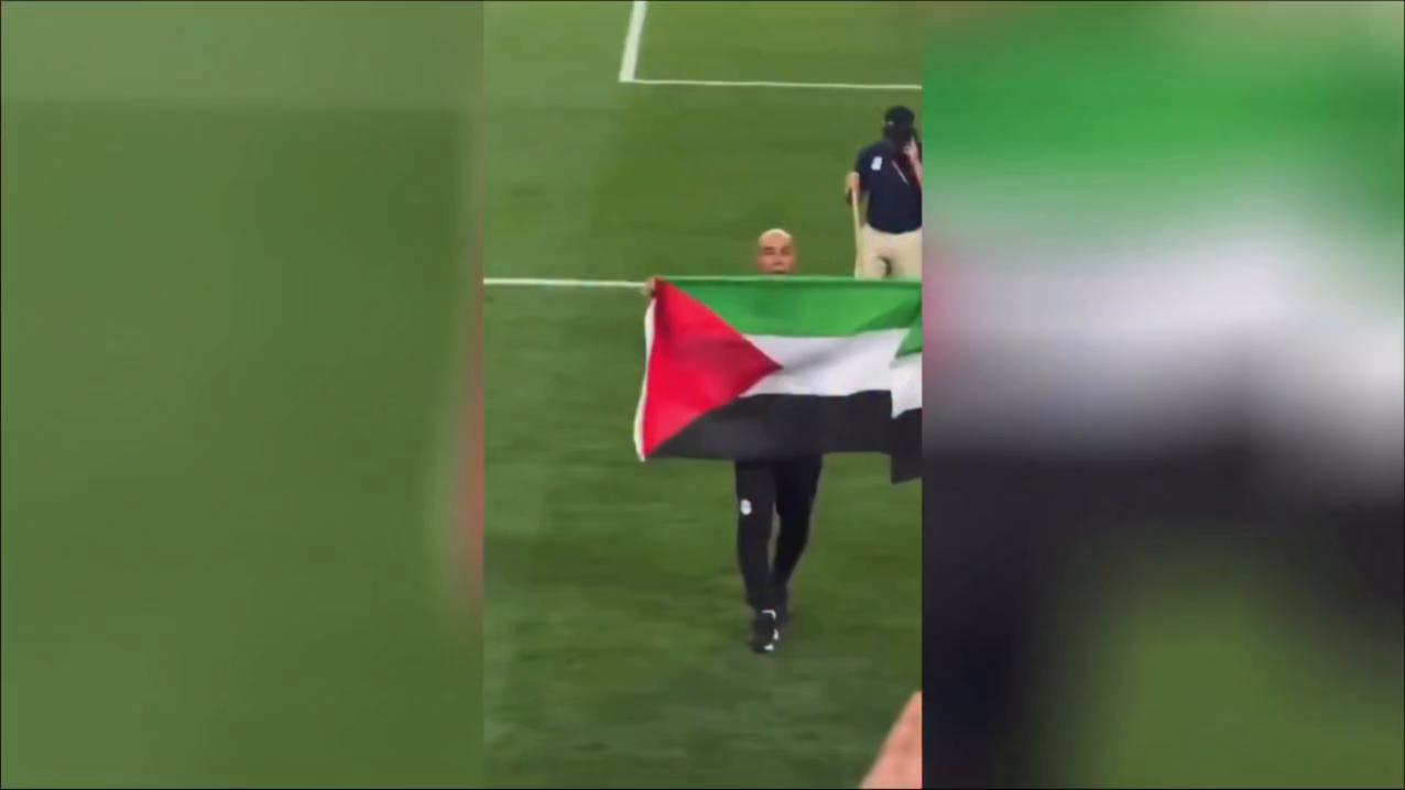 El seleccionador egipcio pasea con la bandera palestina y explica su gesto