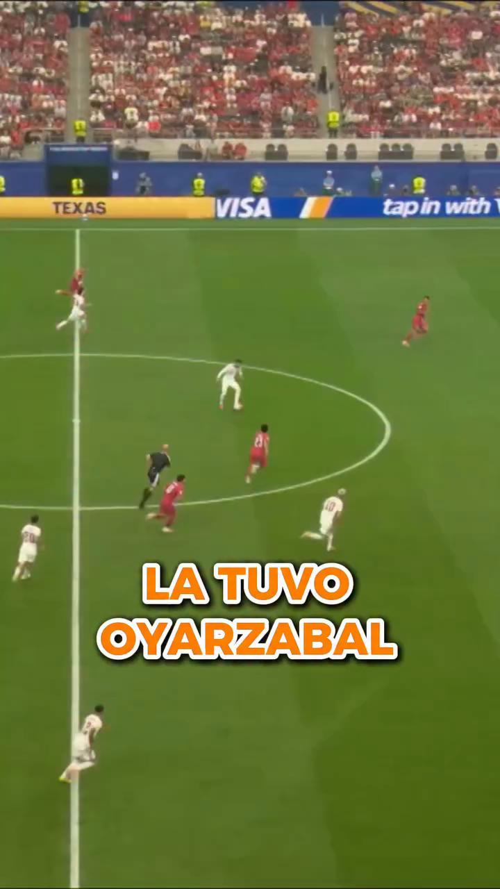 Oyarzabal falla el tiro tras el gran balón de Dani Olmo