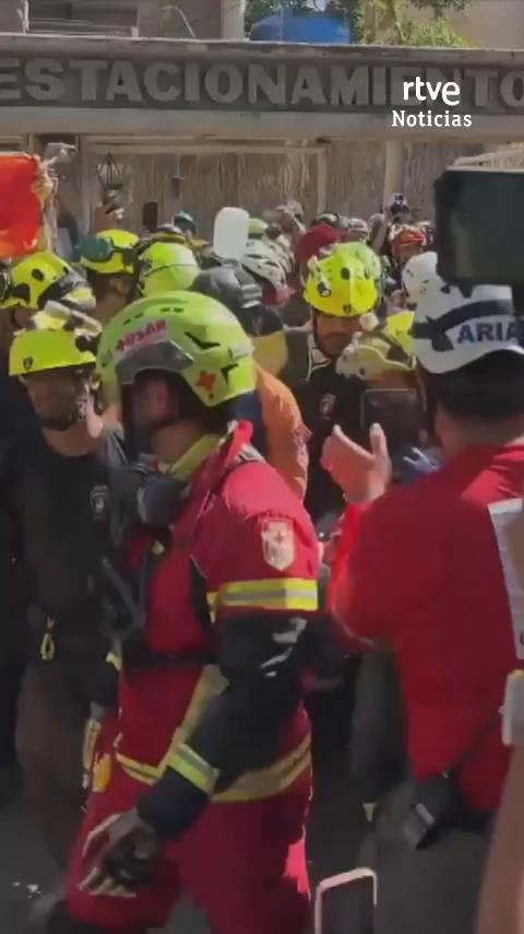 Rescatan con vida a Hernán Gil tras ocho días atrapado por el terremoto en La Guaira