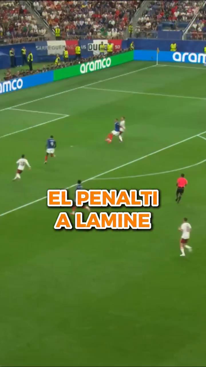 El árbitro señala penalti a España tras derribo de Diñe