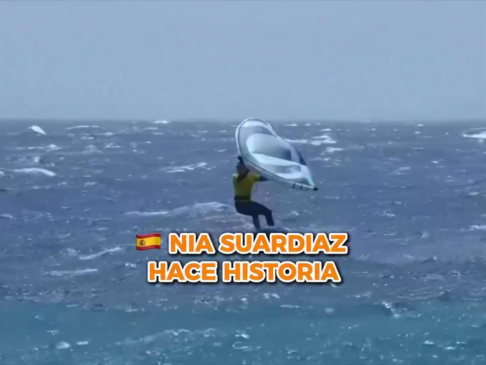 Nia Suardía se corona campeona del mundo de Windfoil Surf Freestyle