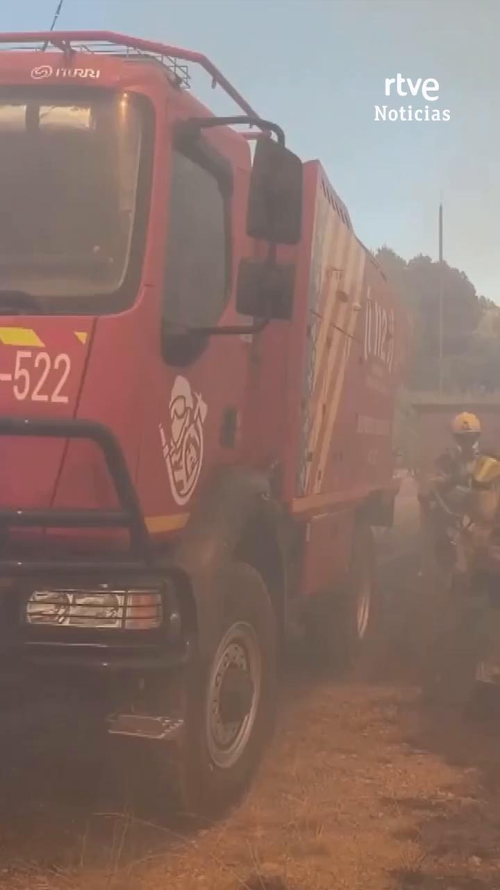 Bomberos y UME luchan toda la noche contra el incendio en Soneja con 500 evacuados