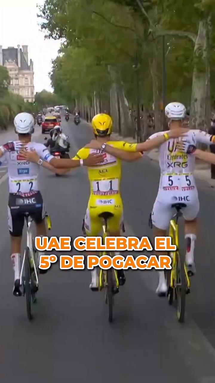 🟡 UAE, con todo París mirando y celebrando el quinto Tour de Francia de Tadej Pogacar.