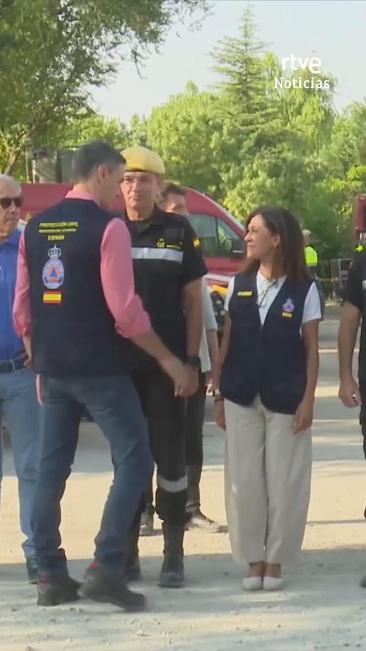 Pedro Sánchez visita Avalcarnero y confirma que la evolución del incendio es favorable