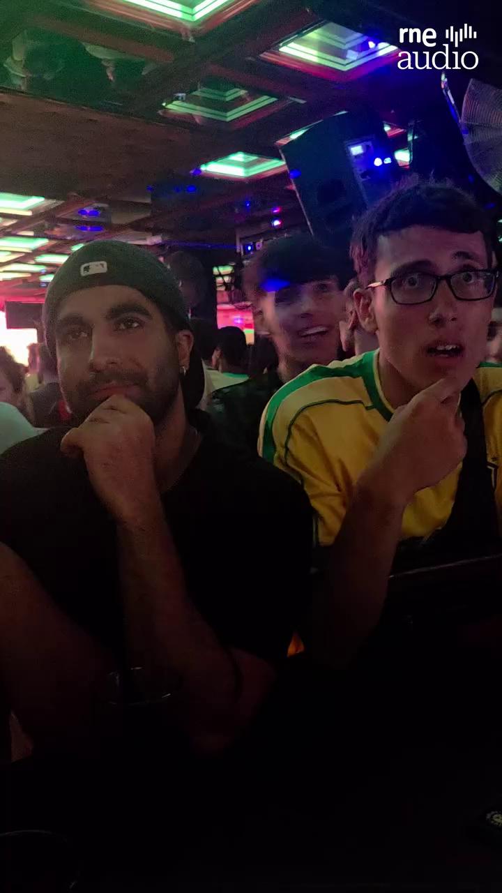 La afición brasileña en Madrid se hunde tras la eliminación ante Noruega