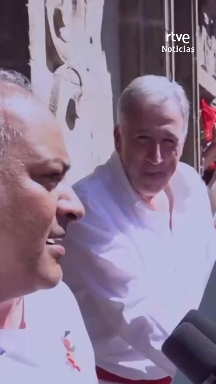 Los pamploneses vitorean con fuerza las fiestas de San Fermín