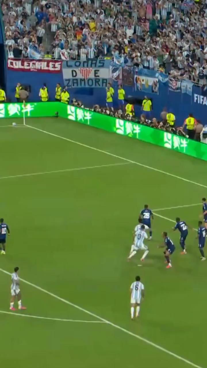 Lisandro Martínez marca de golpe y Argentina celebra el gol